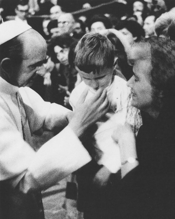 L’ingresso del pontefice sulla sedia gestatoria nella basilica di San Pietro in occasione di una udienza generale.